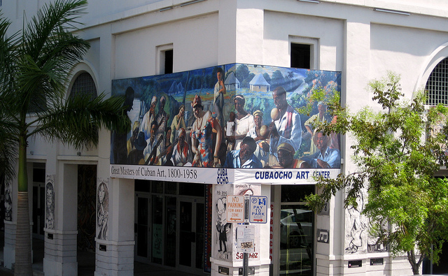 A cubana na galeria e centro cultural CubaOcho . Crédito da foto: Jared via Flickr