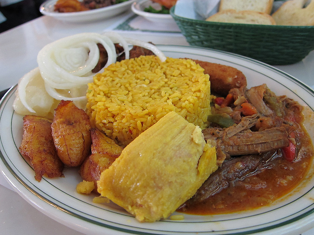Um prato estilo "sampler" cubano do restaurante Versailles. Credito fotografico: Eugene Kim via Flickr