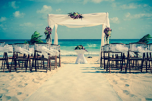 Editorial: Altar do casamento na praia através de Shutterstock