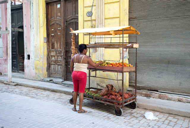 La Habana Vieja está lejos de ser una trampa para turistas; está lleno de lugareños que viven y trabajan allí.