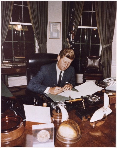 Le président Kennedy signe la proclamation de la quarantaine de Cuba