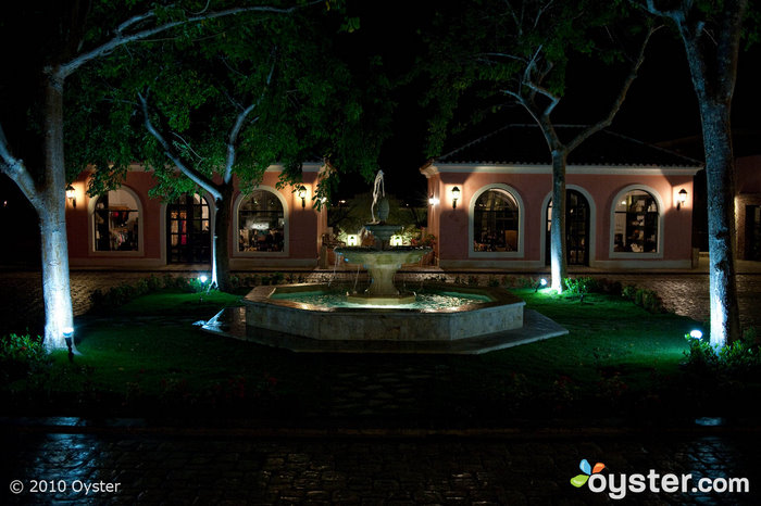 Santuário Cap Cana parece uma pequena aldeia espanhola no cimo de um penhasco junto ao oceano.