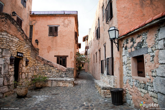 Commissionato dal cineasta italiano Roberto Coppa e costruito nel 1978, gli stretti sentieri in pietra di Altos de Chavon sono costruiti per assomigliare a una replica esatta di un villaggio mediterraneo del XVI secolo.