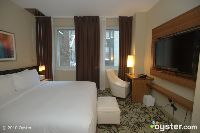 O Quarto Deluxe do Cassa Hotel & Residences tem 325 pés quadrados e tem uma cama queen-size.