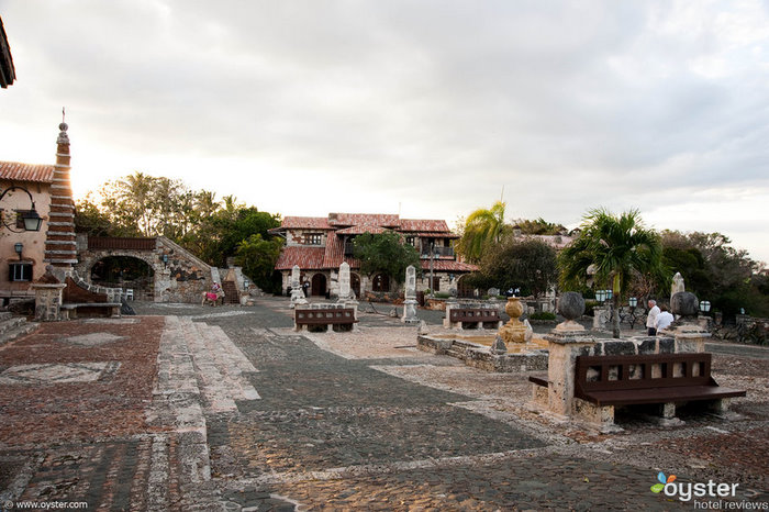 Este pátio de pedra está localizado fora de uma pequena igreja dentro de Altos de Chavon.