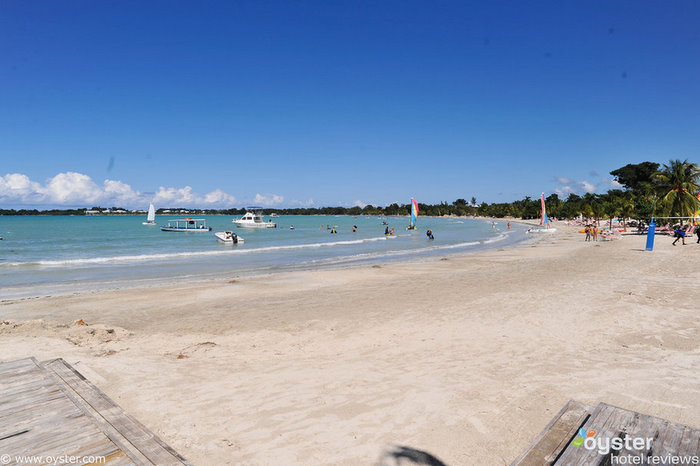 The Grand Lido Negril: pintura corporal junto a la playa y fiestas desnudas nocturnas en la bañera de hidromasaje hacen que sea un complejo nudista, y definitivamente clasificado R. En los márgenes de la playa, este hotel designa las secciones de ropa opcional.