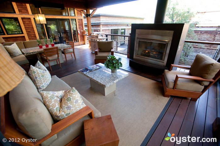 Sala de estar al aire libre en el Lodge de dos habitaciones en Calistoga Ranch, An Auberge Resort; Napa Valley, CA