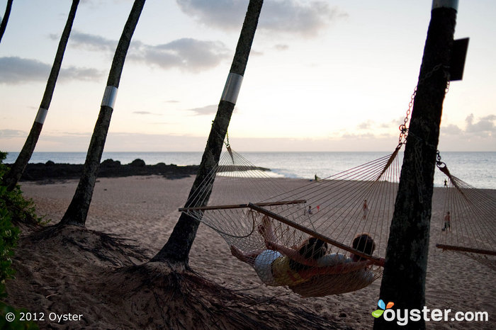 On dirait que ce couple peut profiter d'une lune de miel romantique - ou anniversaire - au Ke Iki Beach Bungalows.