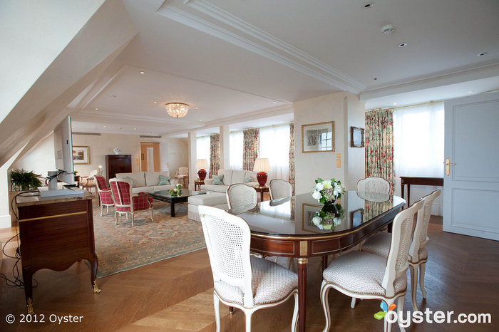 La suite más opulenta en el hotel parisino más opulento tiene que ser increíble.