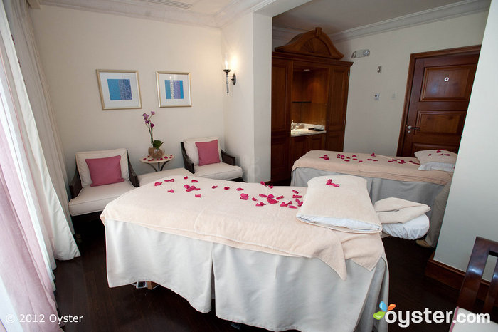 El spa de primera categoría ofrece a las parejas tratamientos súper románticos.
