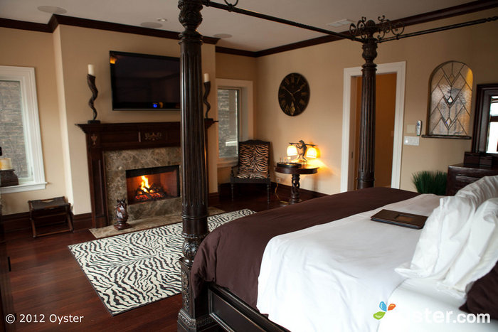 La Grand Tuscan Suite en Villa D 'Citta cuenta con una chimenea romántica además de las comodidades estándar del hotel.