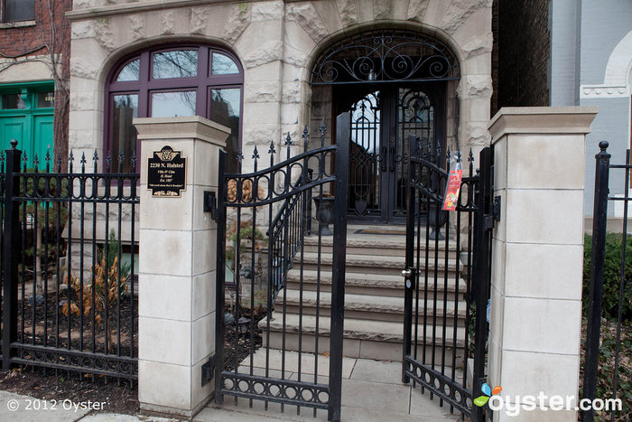 Une entrée en fer forgé et en pierre accueille les clients dans cette rue résidentielle calme.