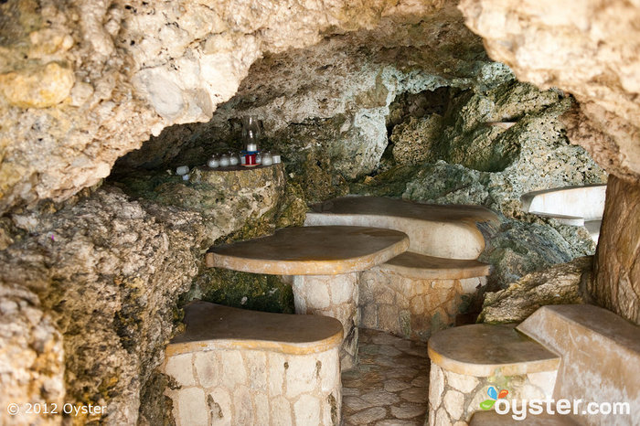Genießen Sie ein Candlelight-Dinner zu zweit im privaten Grottenbereich.