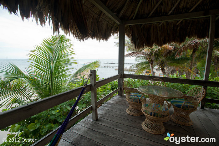 Die Honeymoon-Suite ist kahl, aber malerisch, mit einem Balkon mit Blick auf den Ozean.