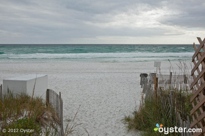 Conveniente, acessível, areia - Destin é um ótimo local para um casamento na praia.