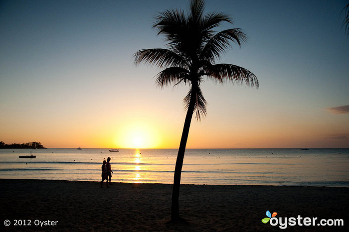 Negril a les plus beaux couchers de soleil en Jamaïque - et certains des hébergements les plus abordables.