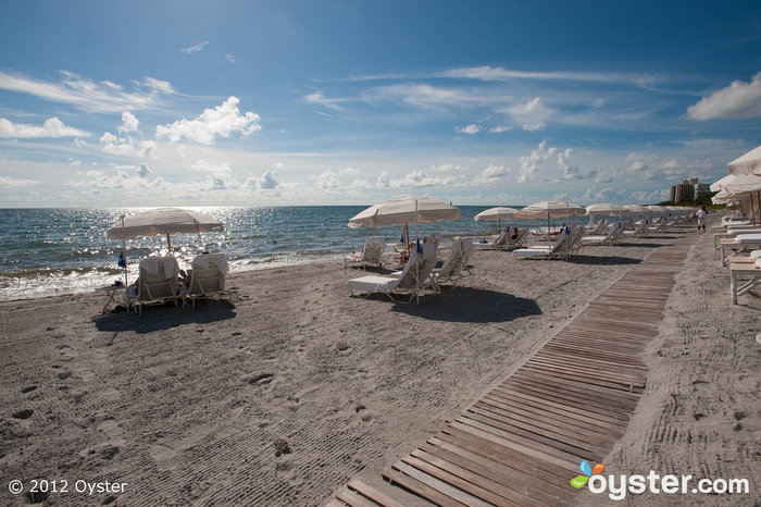 Full-Service ist am Strand verfügbar, wo Cabanas und Chaises mit Fahnen für das Anrufen von Begleitern ausgestattet sind.