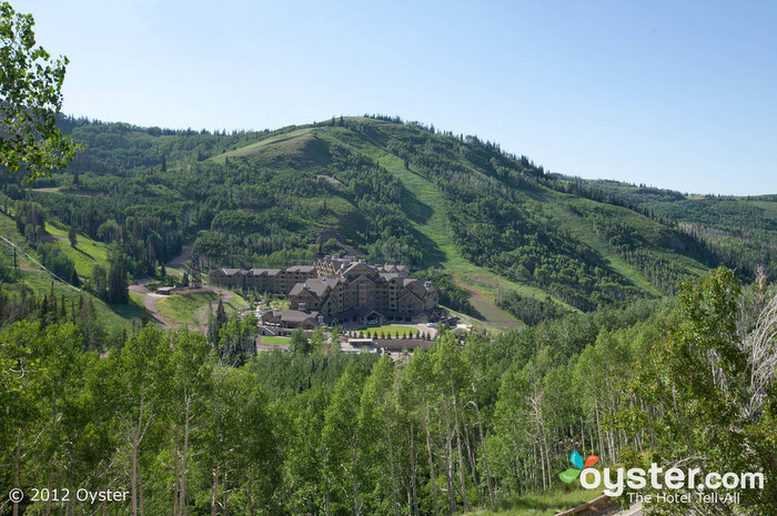 Costruito nella pittoresca Valle dei cervi, l'hotel non manca mai di viste mozzafiato sulle montagne.