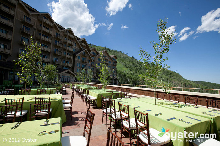 La terrasse après-ski est un cadre expansif pour une réception, avec de belles vues sur la vallée.