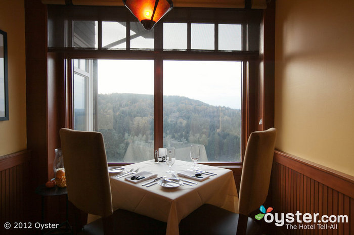 Une vue magnifique et une cuisine gastronomique convergent vers les restaurants sur place.