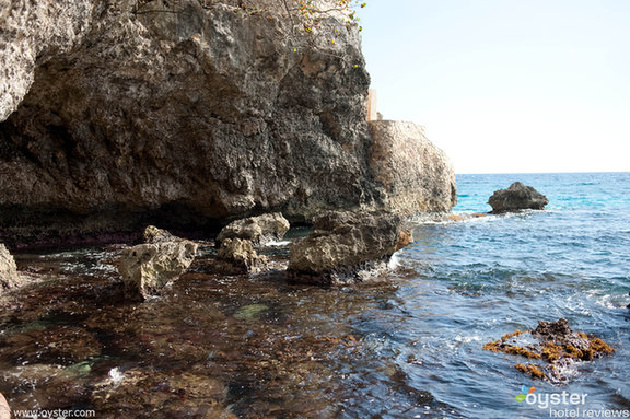 a) As grutas escarpadas dos penhascos de West End em Negril são ótimas para mergulhar com snorkel - e para filmar filmes.