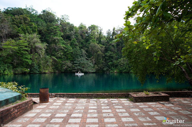 d.) La Laguna Blu di Port Antonio era conosciuta come The Blue Hole. Una supposizione perché hanno cambiato il nome.