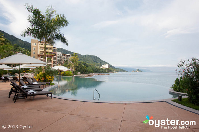 A piscina infinita do Garza Blanca oferece uma vista deslumbrante da costa acidentada de Puerto Vallarta.