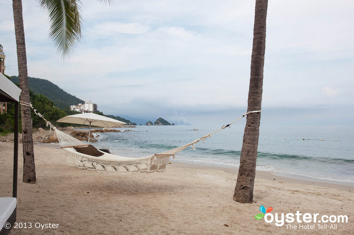 Las hamacas junto a la playa son lugares perfectos para relajarse durante la planificación de la boda.