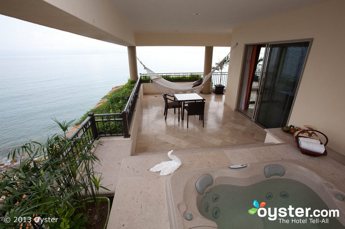 Junior Suite Balkone bieten alles, was ein Paar wünschen könnte, darunter private Whirlpools und Hängematten mit herrlicher Aussicht.