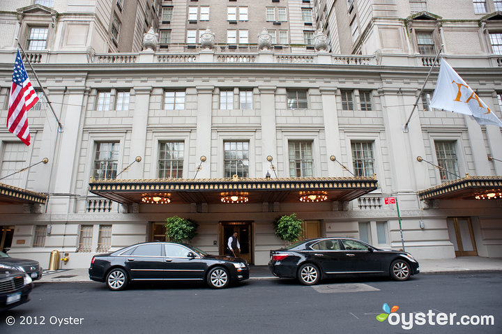 Uma grande entrada prepara o palco para os eventos luxuosos que estão por vir.