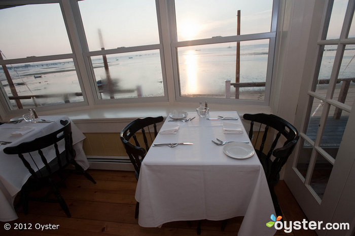 O Red Inn Restaurant prepara refeições deliciosas para recepções gourmet - e as vistas do pôr-do-sol não são muito ruins também!