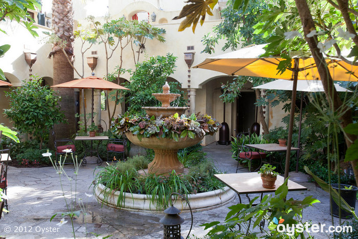 El Centro Courtyard, también un sitio de recepción, rezuma encanto de la Toscana.