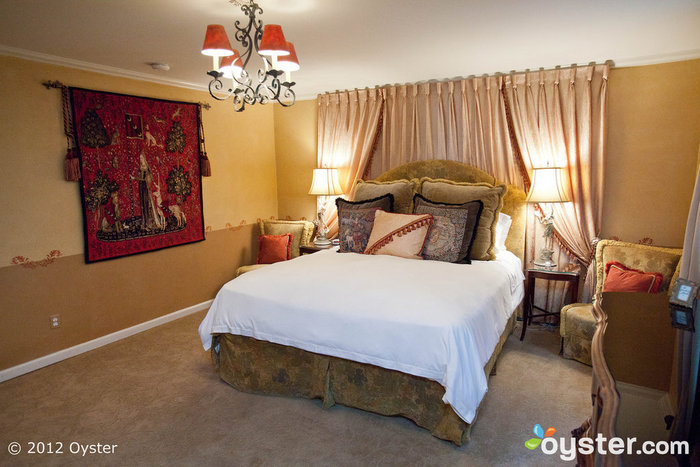 A Suite Toscana vem completa com uma decoração romântica, um terraço privado e uma banheira de imersão - perfeito para recém-casados.
