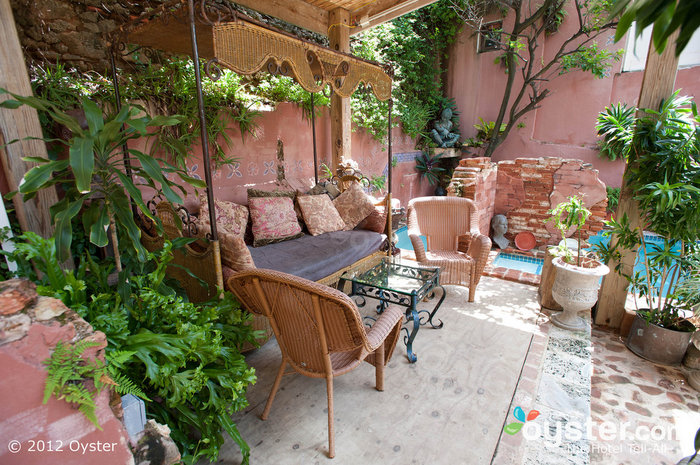 El área de la piscina es un lugar acogedor y romántico, listo para ser transformado en un pintoresco lugar de recepción.