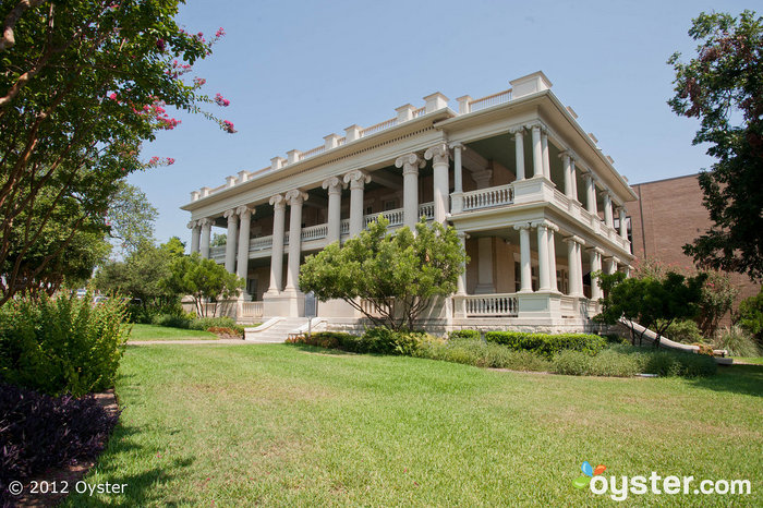 Construido en 1900, esta mansión neoclásica es el lugar perfecto para una verdadera boda sureña.