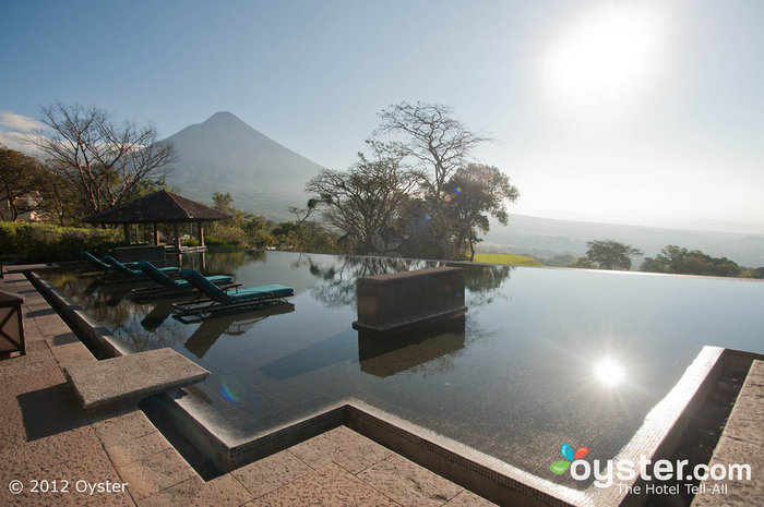 Ce choix de luxe au Guatemala se trouve dans l'ombre de quatre volcans (deux d'entre eux sont actifs - pour une lune de miel vraiment chaude).