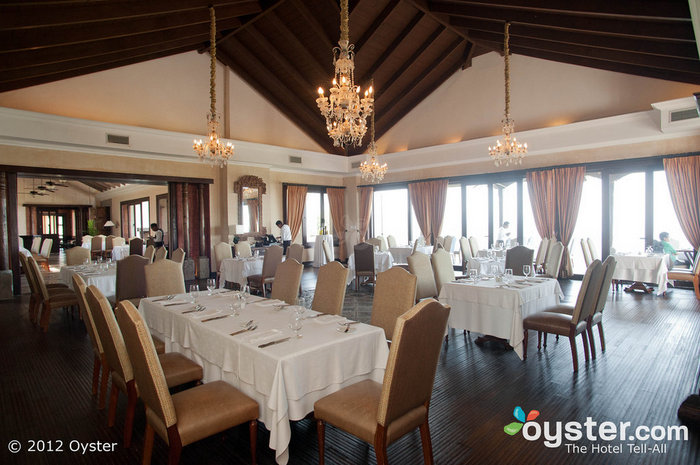 El exclusivo restaurante también tiene un bar en la azotea con magníficas vistas de los volcanes.