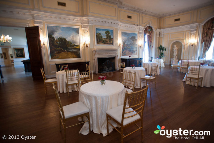 De nombreuses réceptions ont lieu dans la salle à manger ornée de l'hôtel.