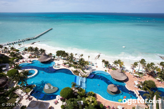 Vista de la piscina y la playa en el hotel Fiesta Americana Grand Coral Beach Resort & Spa