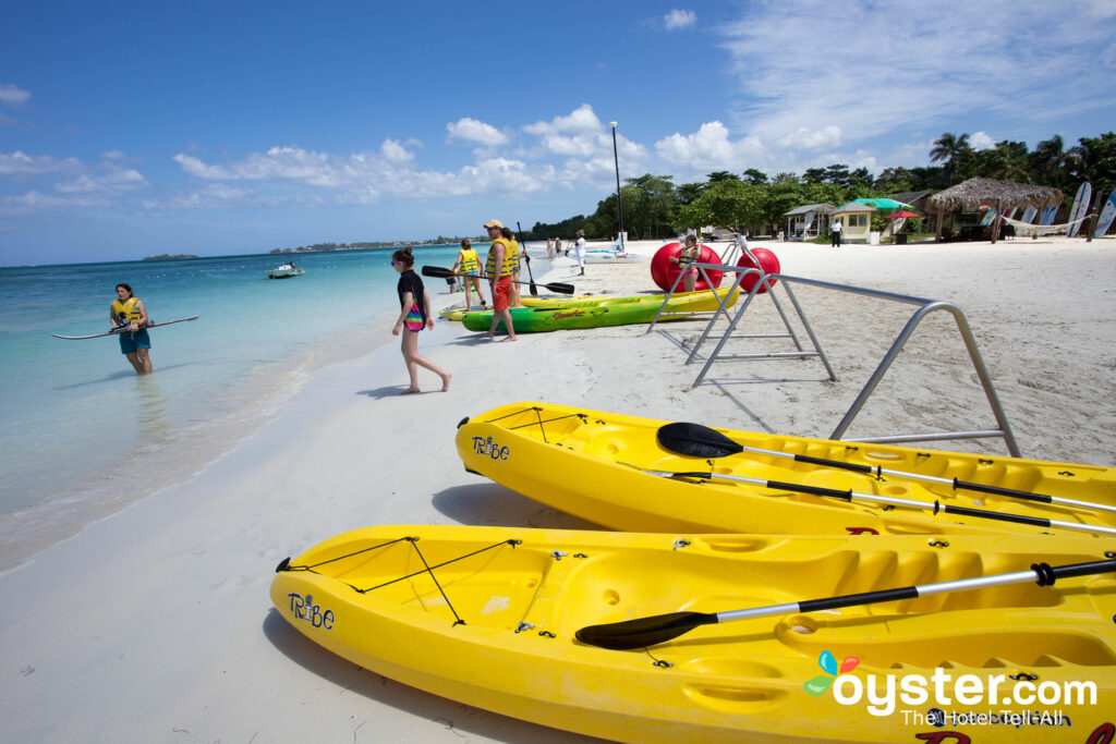 Deportes acuáticos no motorizados en las playas Negril Resort & Spa en Jamaica