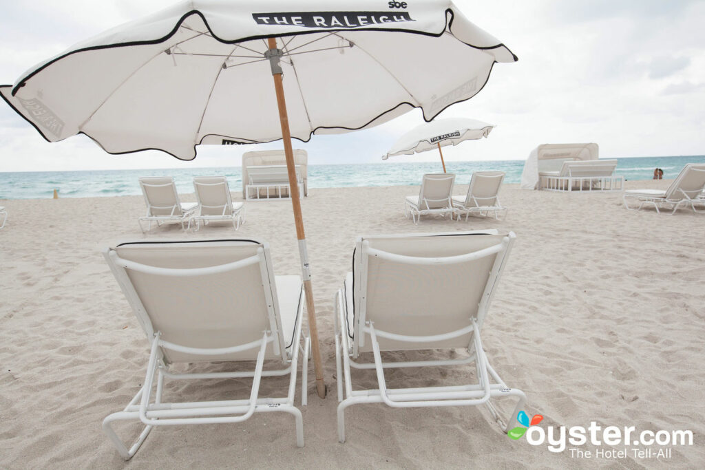 Cadeiras de praia exclusiva para os hóspedes do The Raleigh Hotel em South Beach