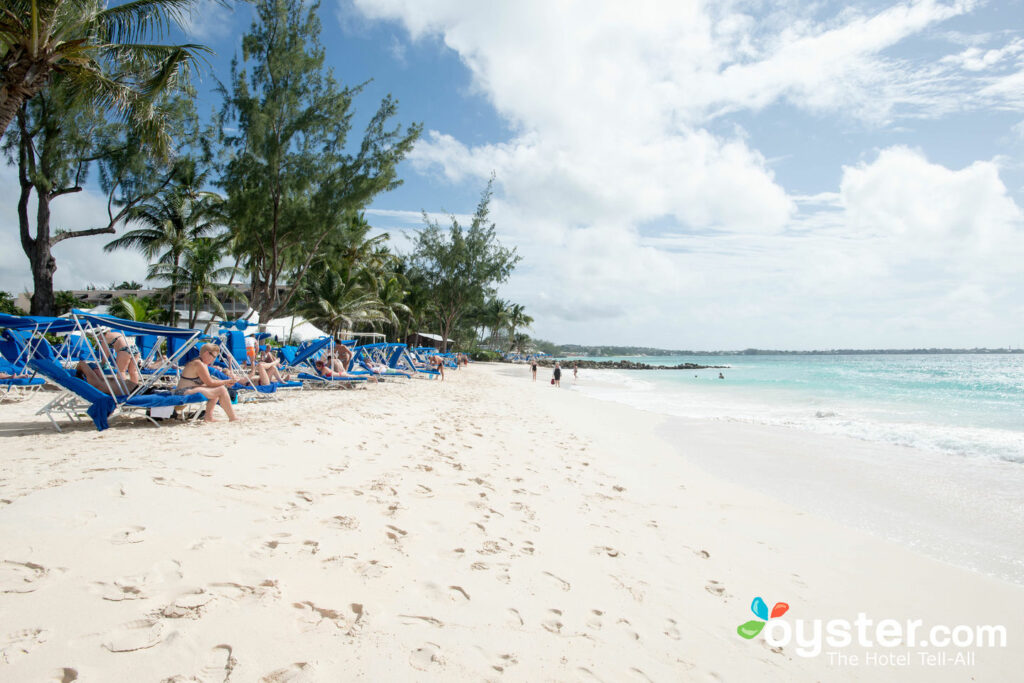 Vue depuis la plage de la tortue par des hôtels élégants.