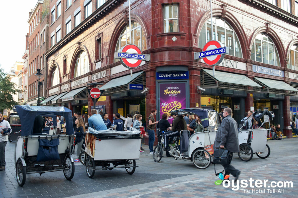 La station de métro de Covent Garden est si occupée le dimanche que les mesures de contrôle des foules sont souvent prises.