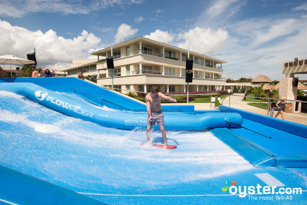 Der Flowrider im Moon Palace Golf & Spa Resort