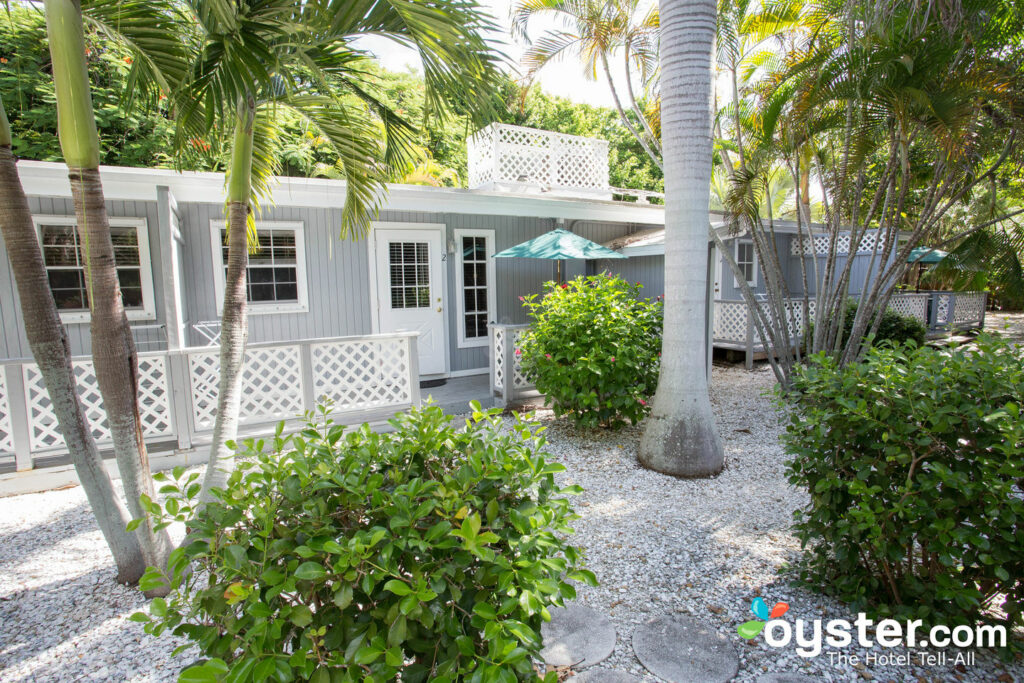 Las cabañas de este complejo de Sanibel Island están rodeadas de jardines tropicales.