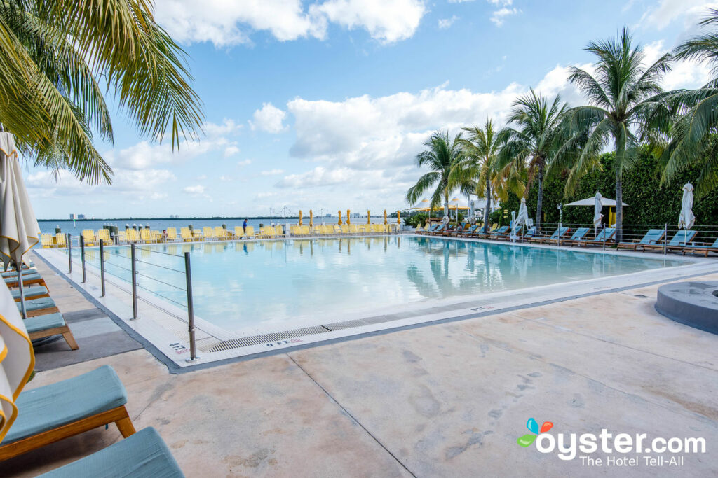 Piscina de borda infinita no padrão Miami / Oyster