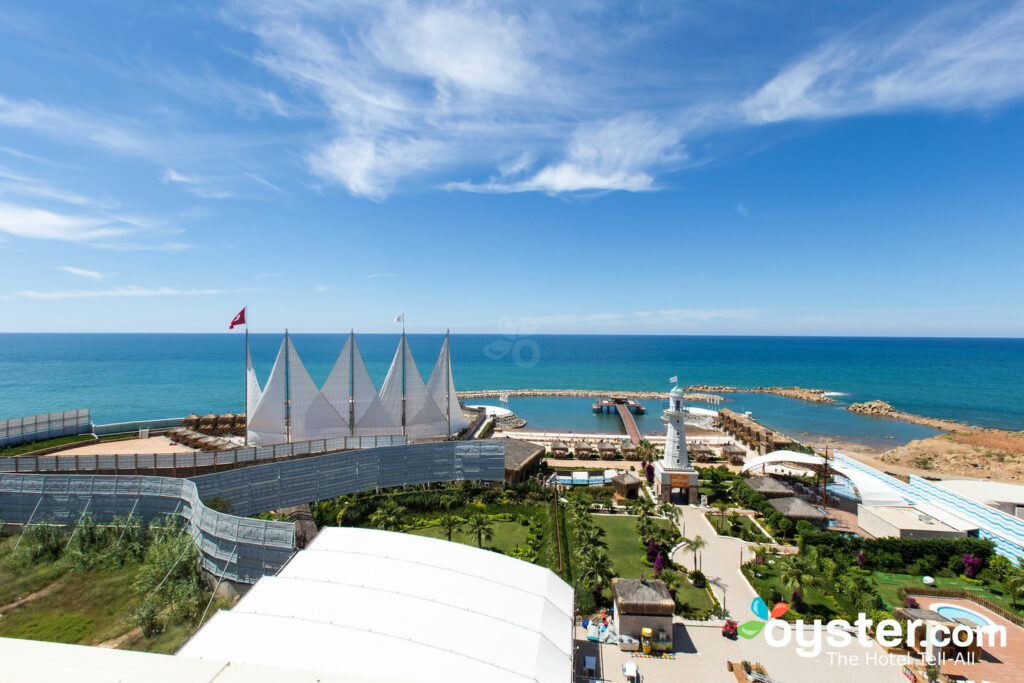 No Adenya Hotel segregado por gênero em Alanya, enormes velas brancas bloqueiam a vista da praia feminina do resto do hotel.