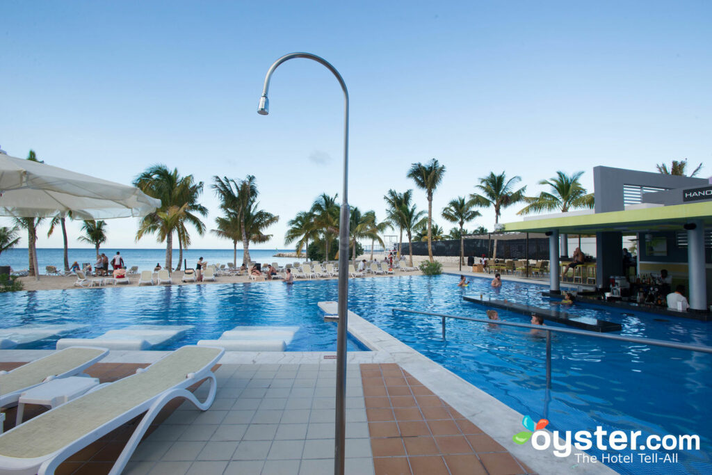 La piscina principale all'Hotel Riu Palace Jamaica / Oyster