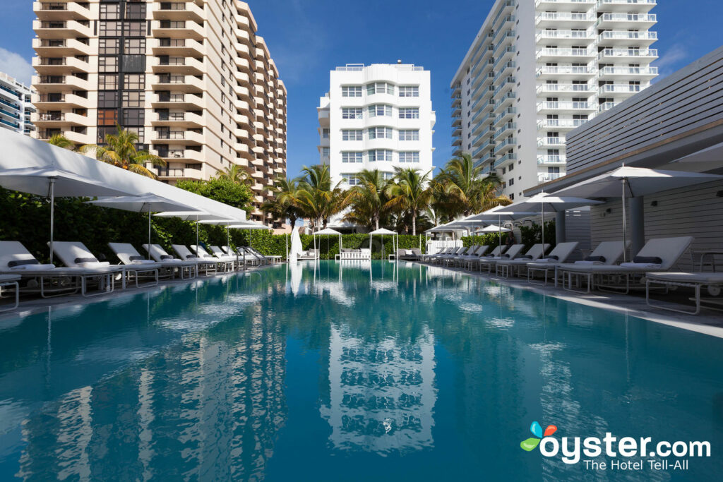 Piscina principal en el COMO Metropolitan Miami Beach