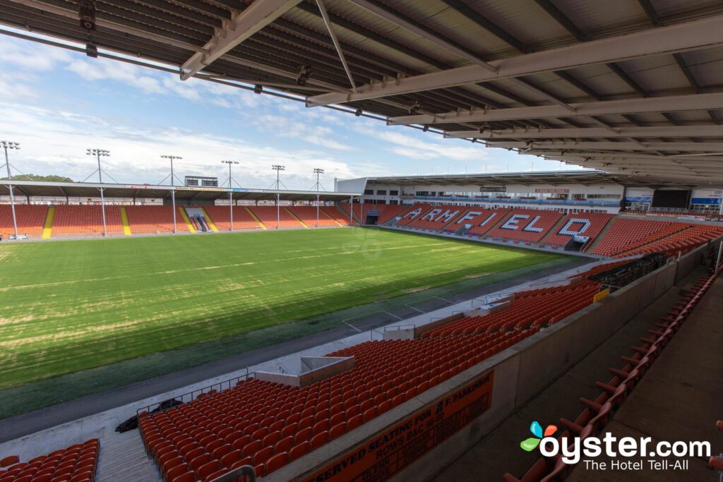 Algumas salas de reuniões têm vista para o estádio.